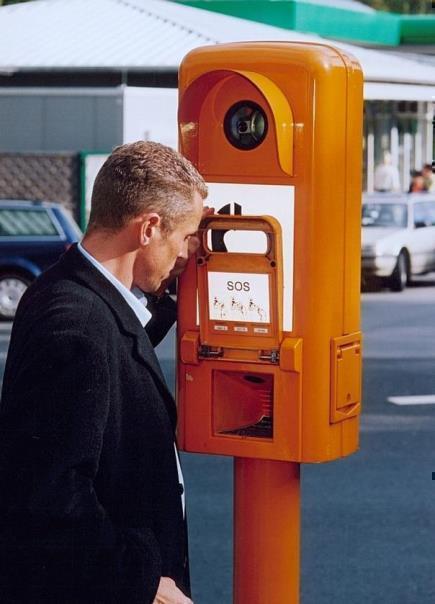 Auch in medizinischen Notfällen aufgrund hochsommerlicher Temperaturen stehen Notrufsäulen für umgehende Hilfe zur Verfügung. Foto: GDV/auto-reporter.net